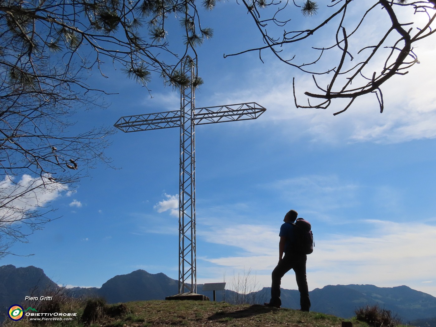 28 Alla croce di Bracca (937 m) con vista in Alben,  Suchello, Poieto e Cornagera.JPG